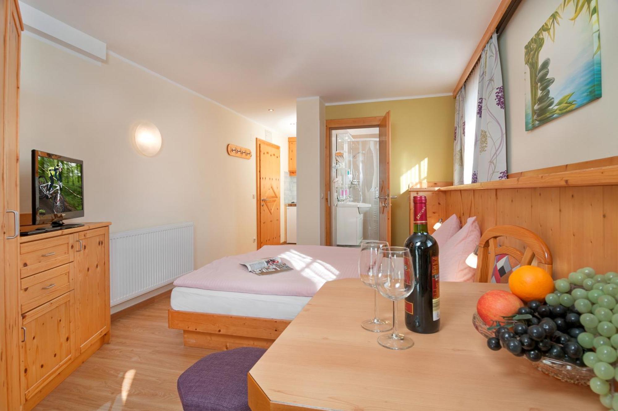 Erlebnis-Hotel-Appartements Latschach ober dem Faakersee Exterior photo